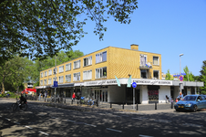 904245 Gezicht op het buurtwinkelcentrum aan de Jan van Galenstraat te Utrecht, met rechts de ingang van de Huizingalaan.